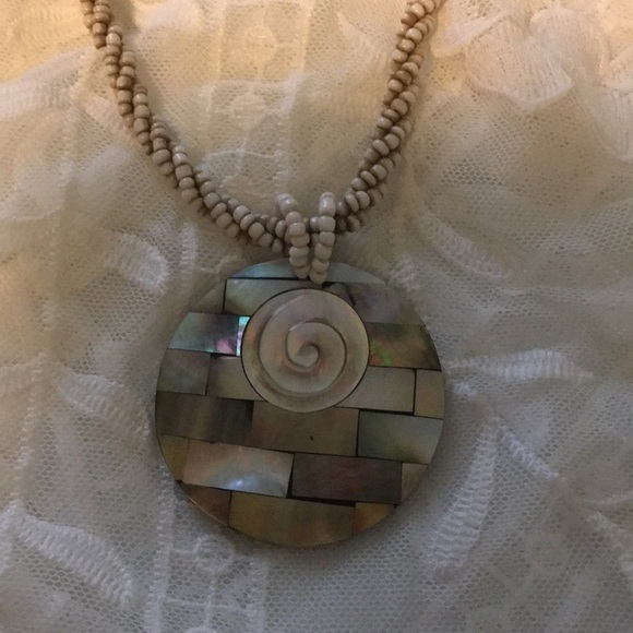 Shell necklace - Picture 2 of 2